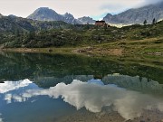 21 Il Rif. Calvi (2006 m) si specchia nel Lago Rotondo (1972 m)
